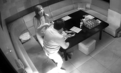 黑客破解KTV包房攝像頭偷拍 幹部模樣大叔和大胸小姐姐在包間享受特殊服務弄得大叔爽飛了