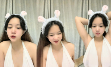 白色抹胸晚禮服，超短裙，很銷魂，大白屁股都是露在外面，豐滿大奶子，側面露出一線天道具插入粉穴